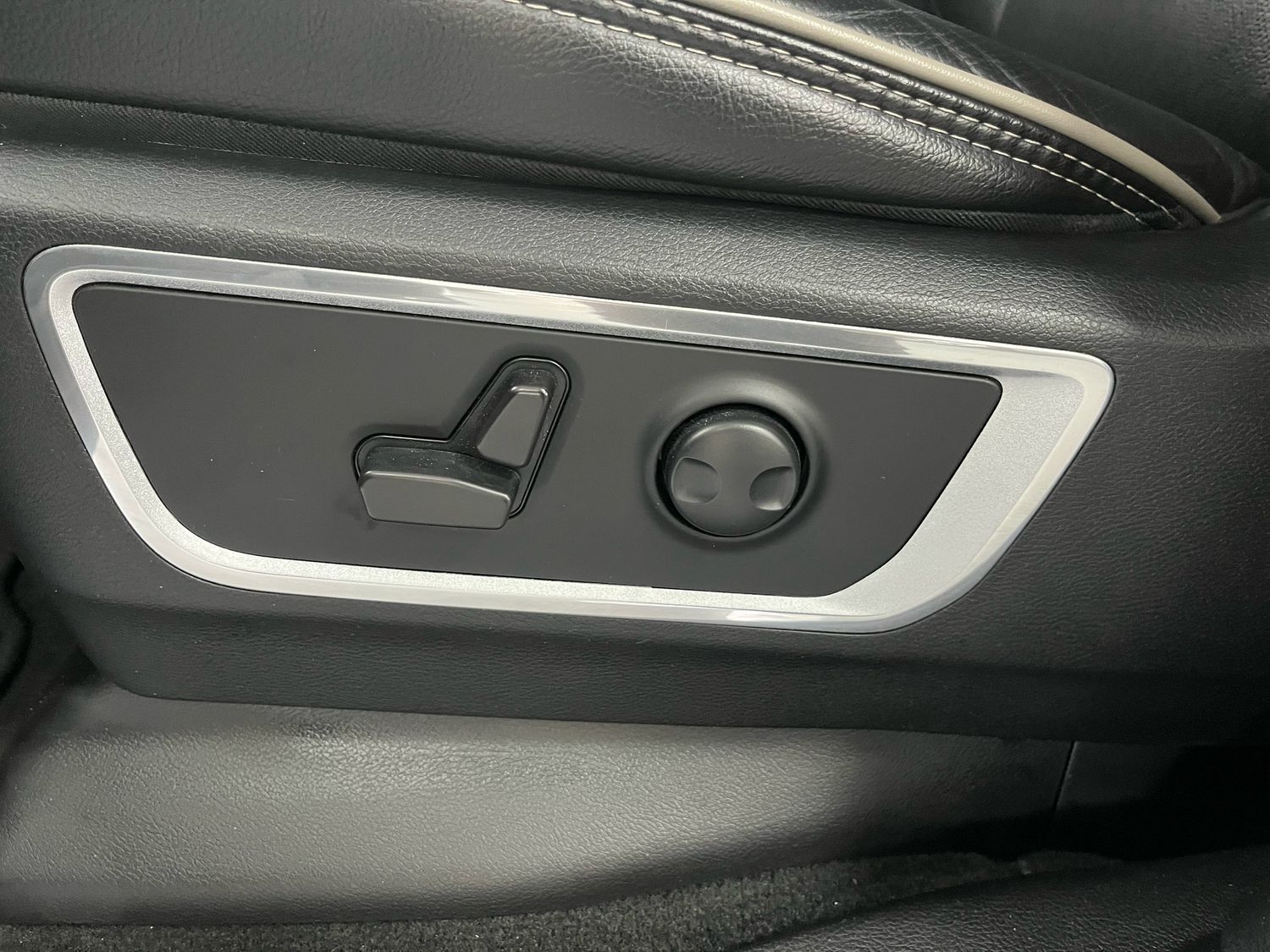 Dodge RAM 5,7l V8 *LARAMIE/12 Zoll Display/LED/AHK/SHZ