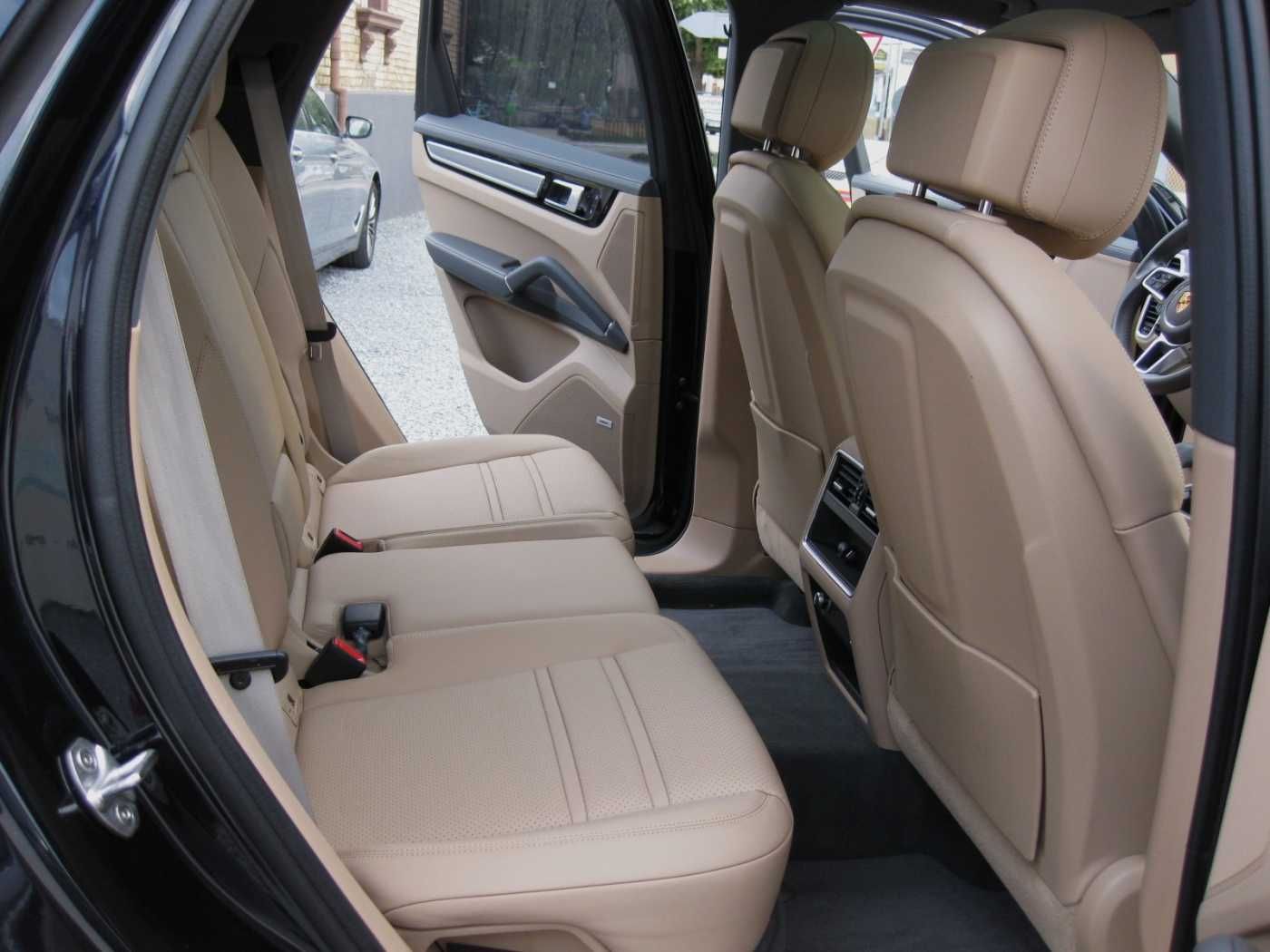 Porsche Cayenne Plug-In-Hybrid Platinum Edition 1Hand
