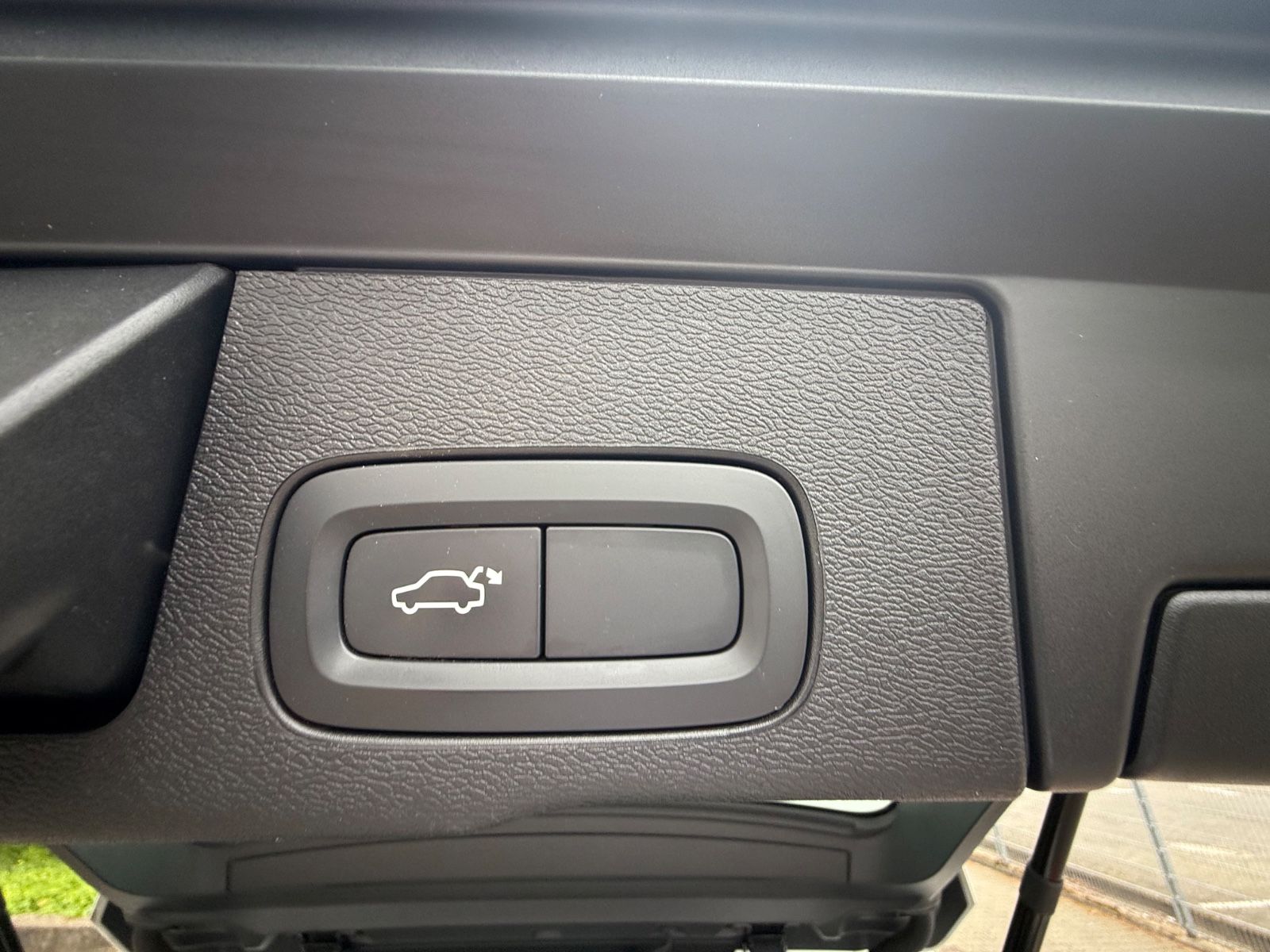 Volvo XC60 Momentum Pro AWD - Samsaru's Car Outlet