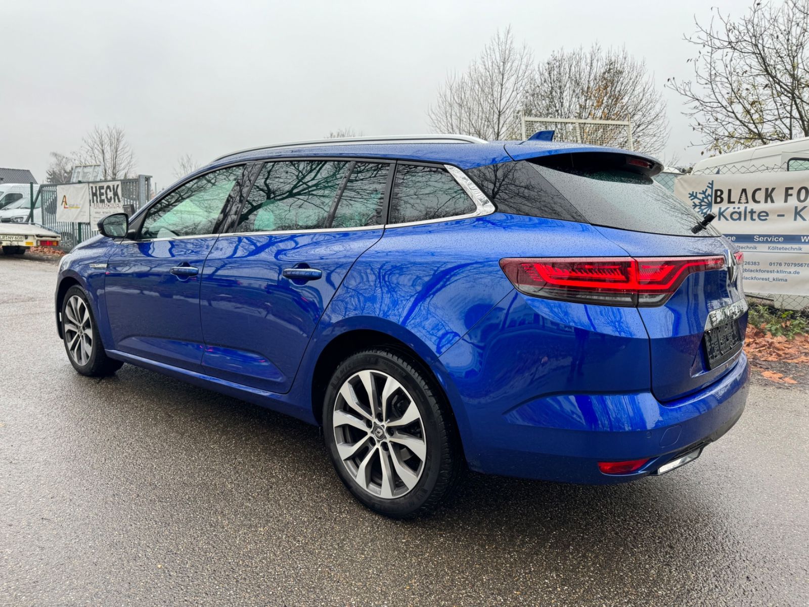 Renault Megane TCe 140 Intens Grandtour - Samsaru's Car Outlet