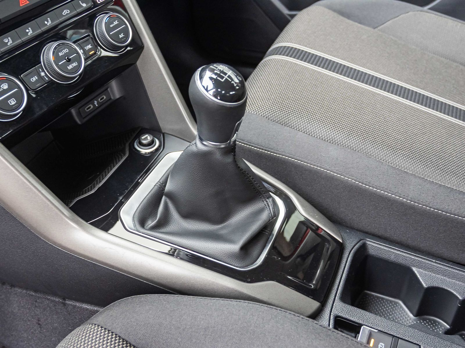 Volkswagen T-Roc 1.0 TSI Style - Samsaru's Car Outlet