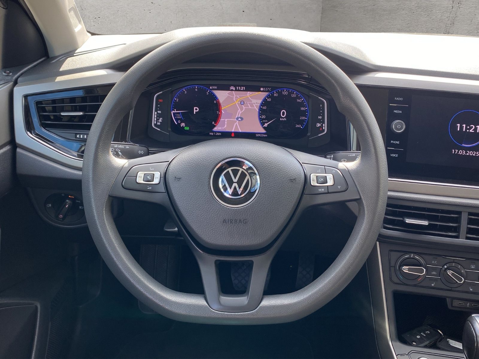 Volkswagen Polo VI Comfortline - Samsaru's Car Outlet