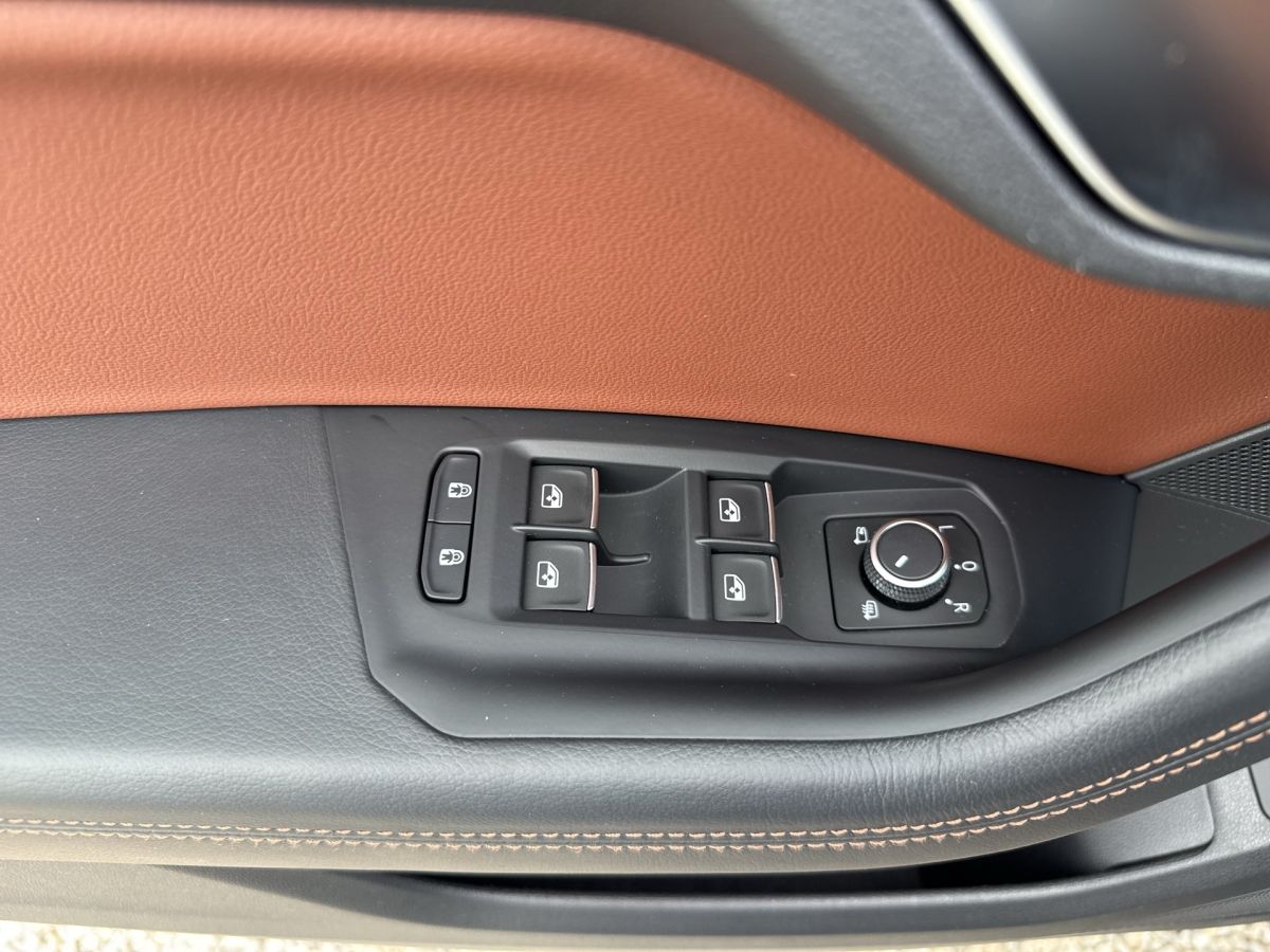 Volkswagen Touareg R-Line TSi - Samsaru's Car Outlet