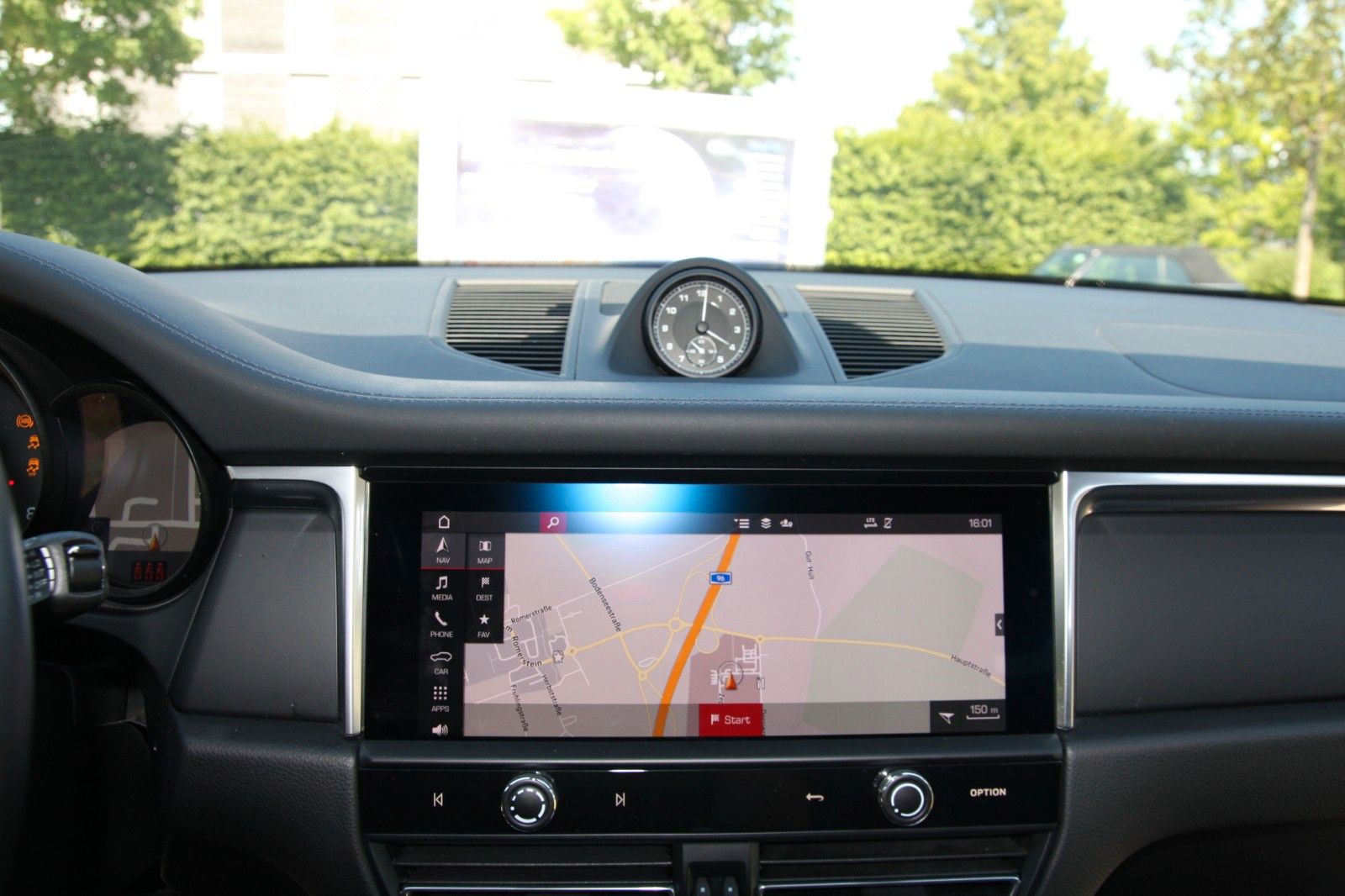 Porsche Macan - Samsaru's Car Outlet