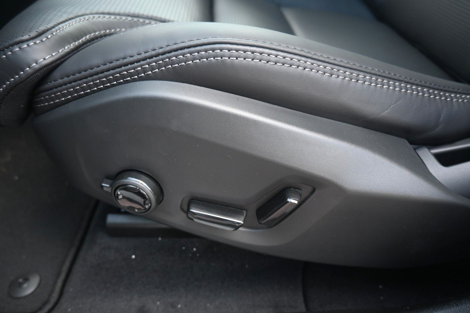 Volvo XC60 B4 D AWD Ultimate Dark*STDHZG*360°*LUFT*ACC