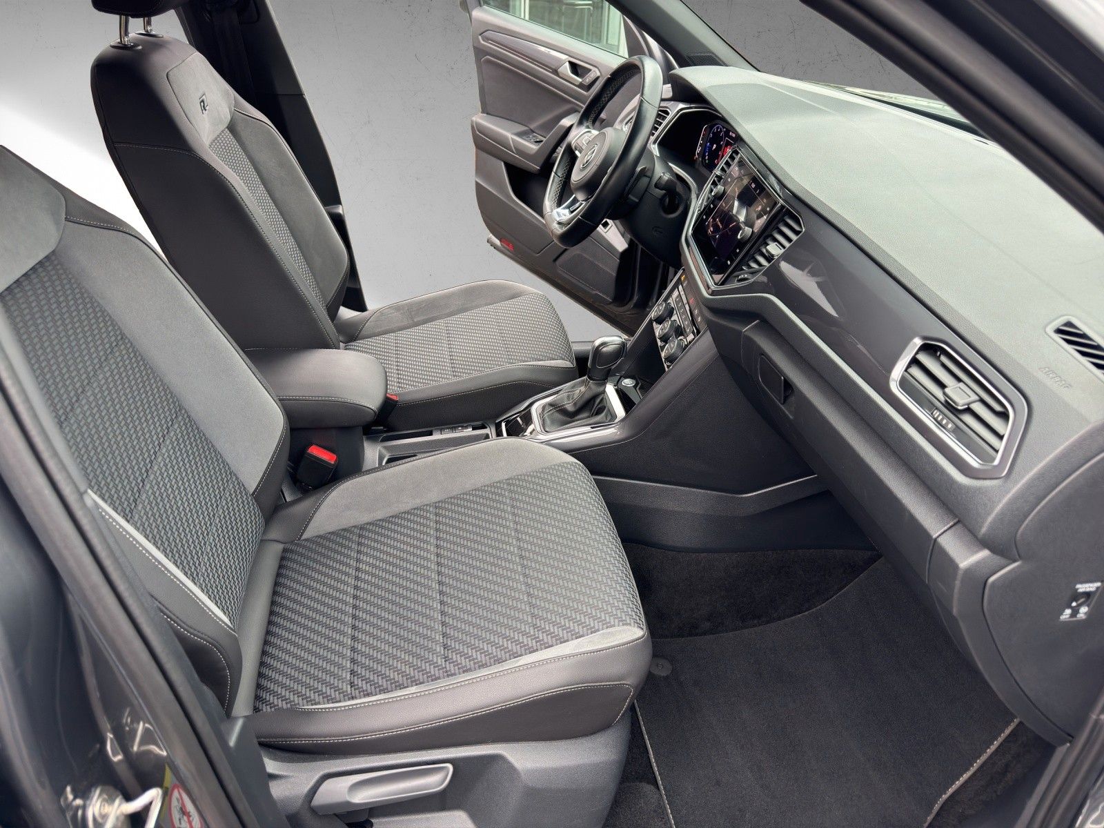 Volkswagen T-Roc R-Line DSG - Samsaru's Car Outlet