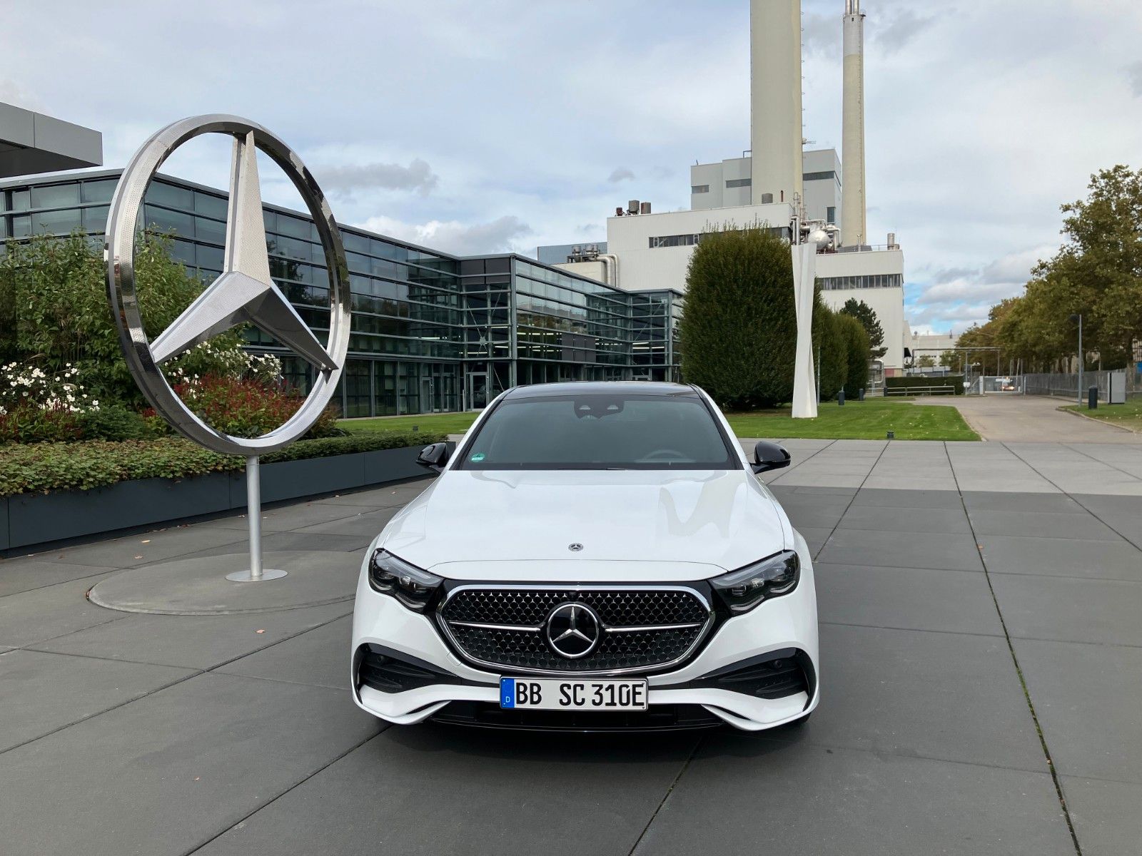Mercedes-Benz E 400 e 4Matic AMG Line - Samsaru's Car Outlet