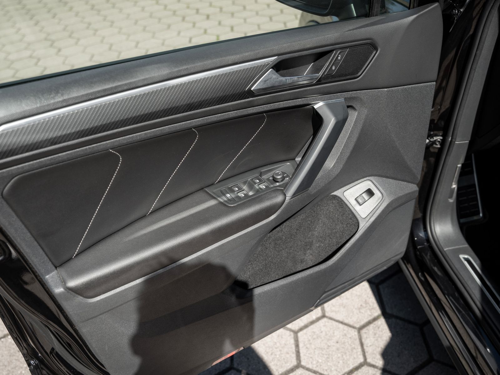 Volkswagen Tiguan R-Line 2.0 TSI - Samsaru's Car Outlet