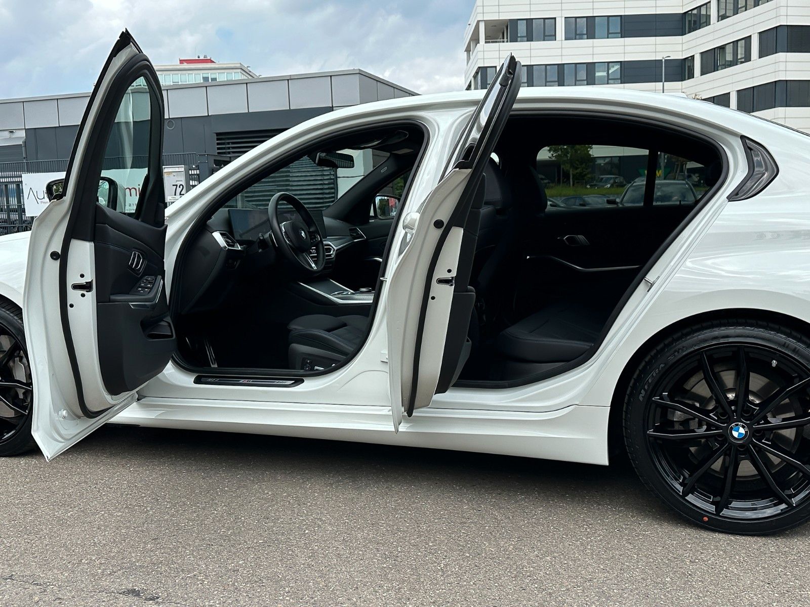 BMW 330 i xD M Sport - Samsaru's Car Outlet
