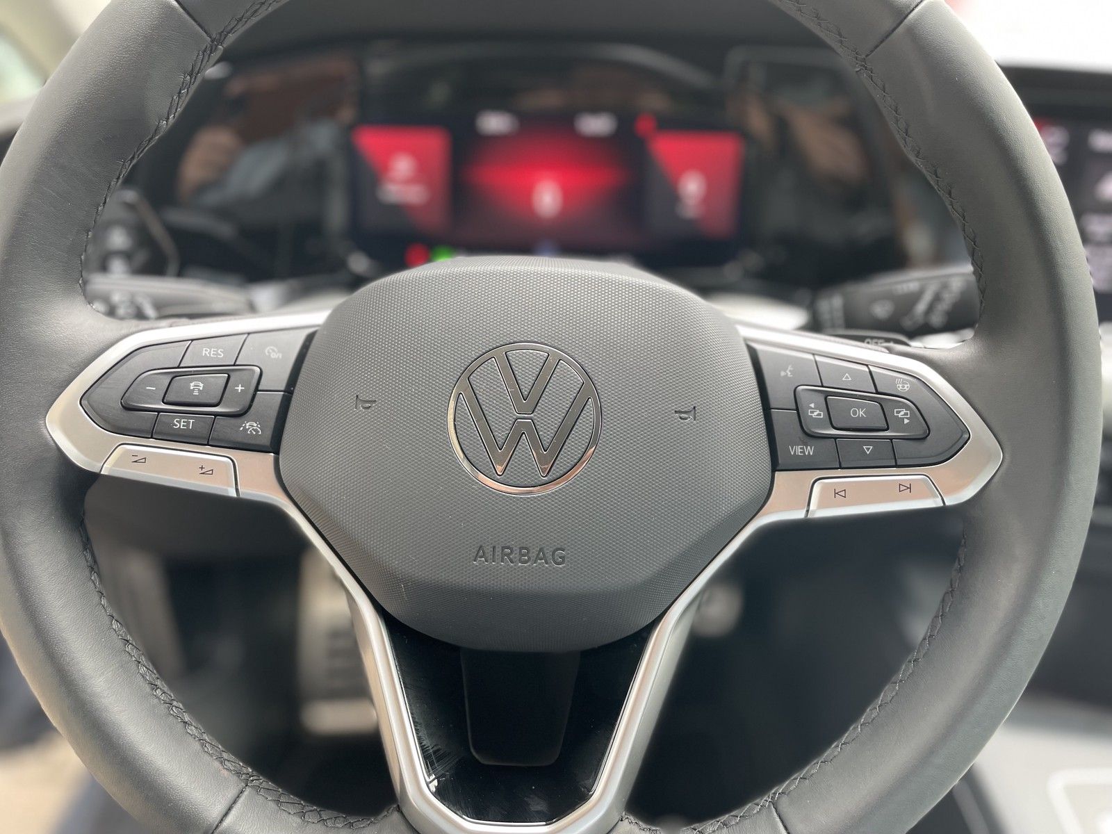 Volkswagen Golf VIII Move eTSI - Samsaru's Car Outlet
