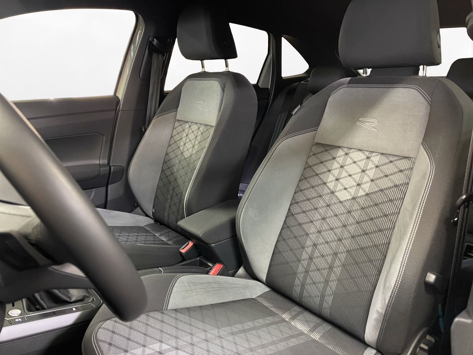 Volkswagen Taigo 1.0 TSI R-Line - Samsaru's Car Outlet