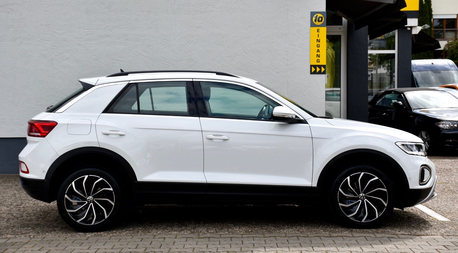Volkswagen T-Roc Life - Samsaru's Car Outlet
