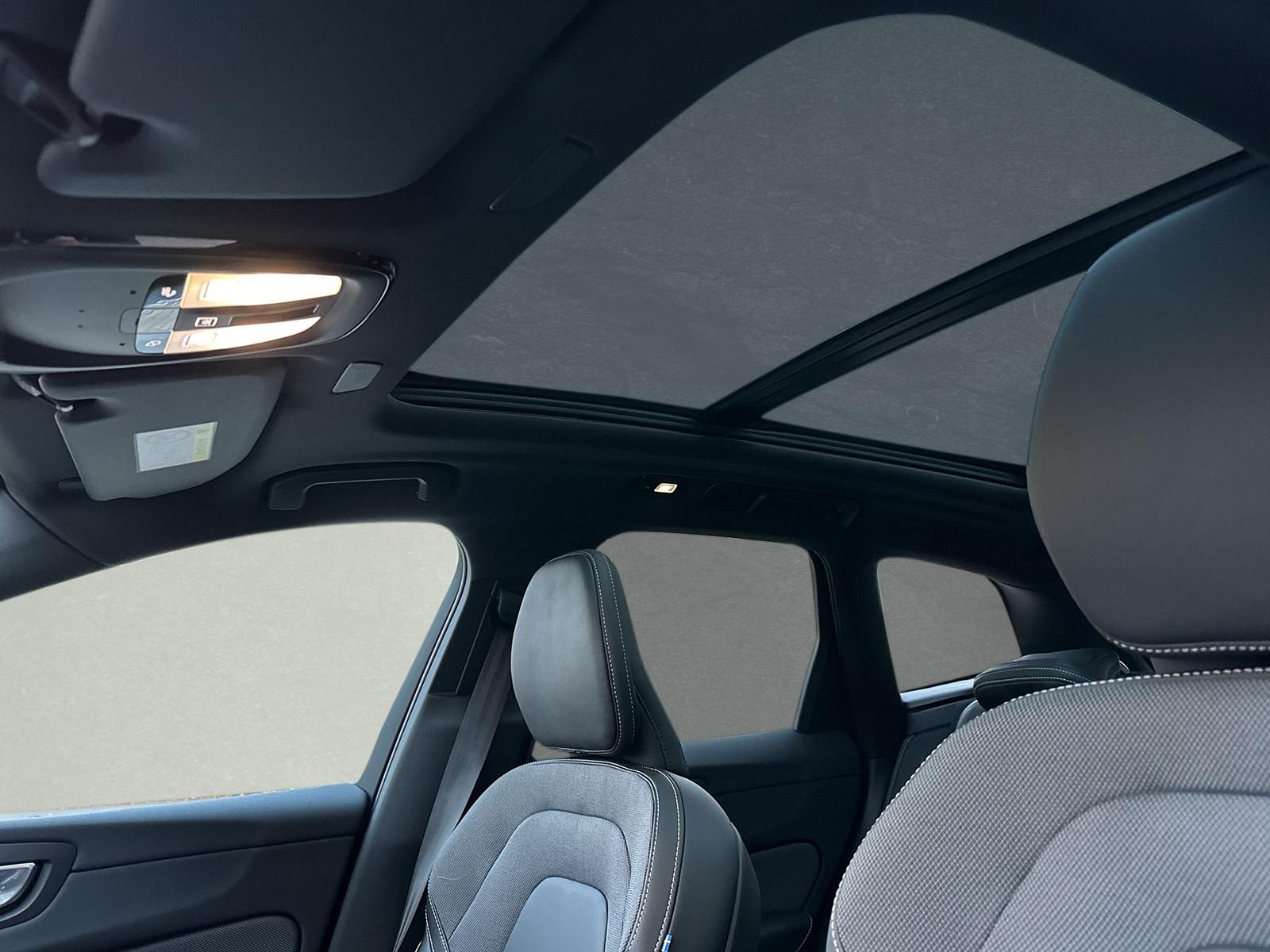 Volvo XC60 Ultimate Bright T8 Plug-In Hybrid - Samsaru's Car Outlet