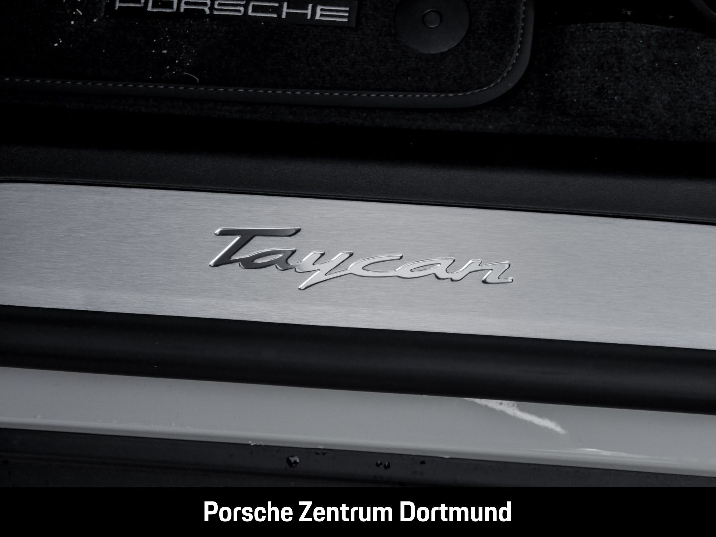 Porsche Taycan Sport Turismo Surround View  Panoramadach