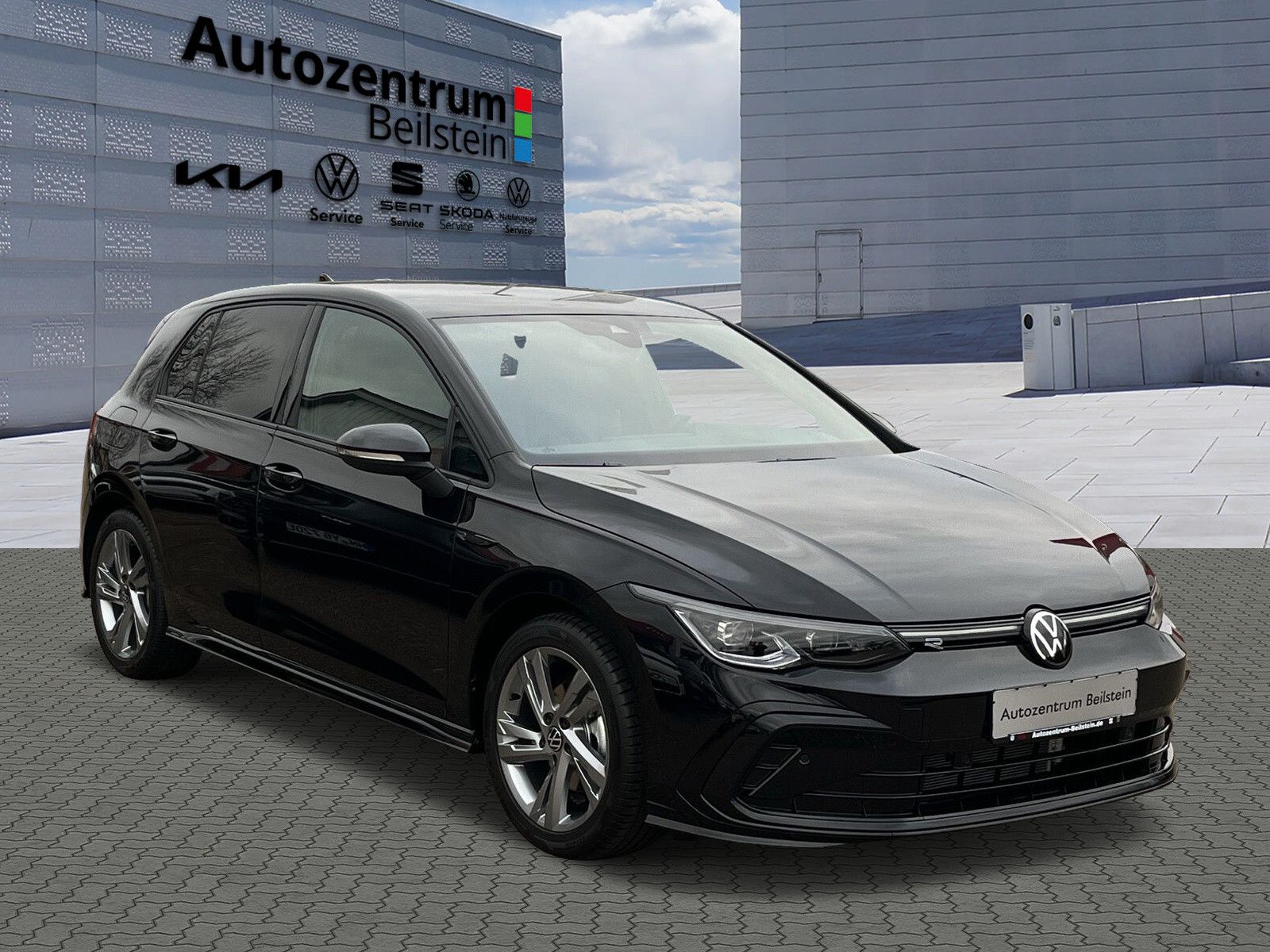 Volkswagen Golf VIII 1.5 eTSI DSG R-Line - Samsaru's Car Outlet
