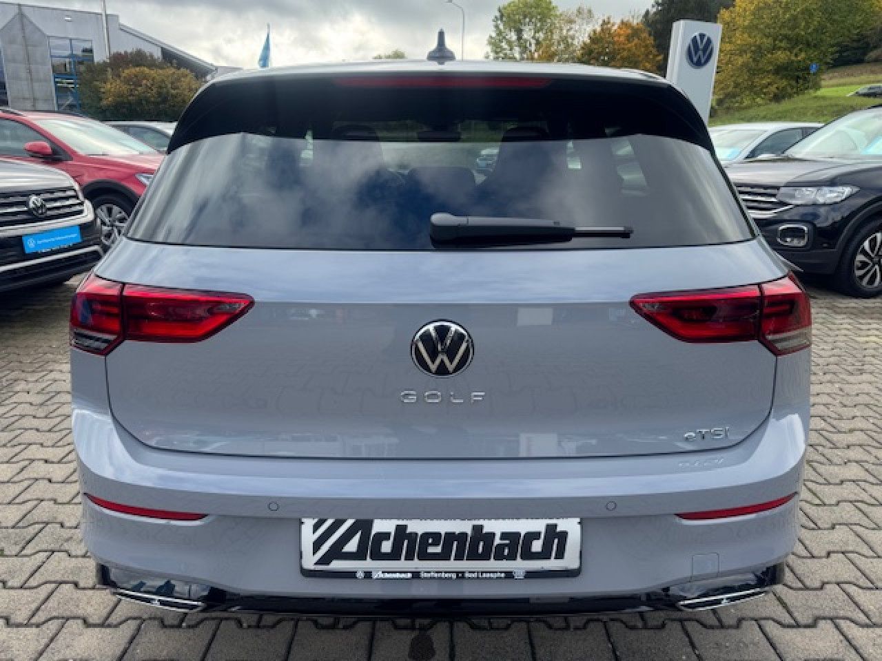 Volkswagen Golf VIII R-Line 1.5 eTSI DSG - Samsaru's Car Outlet