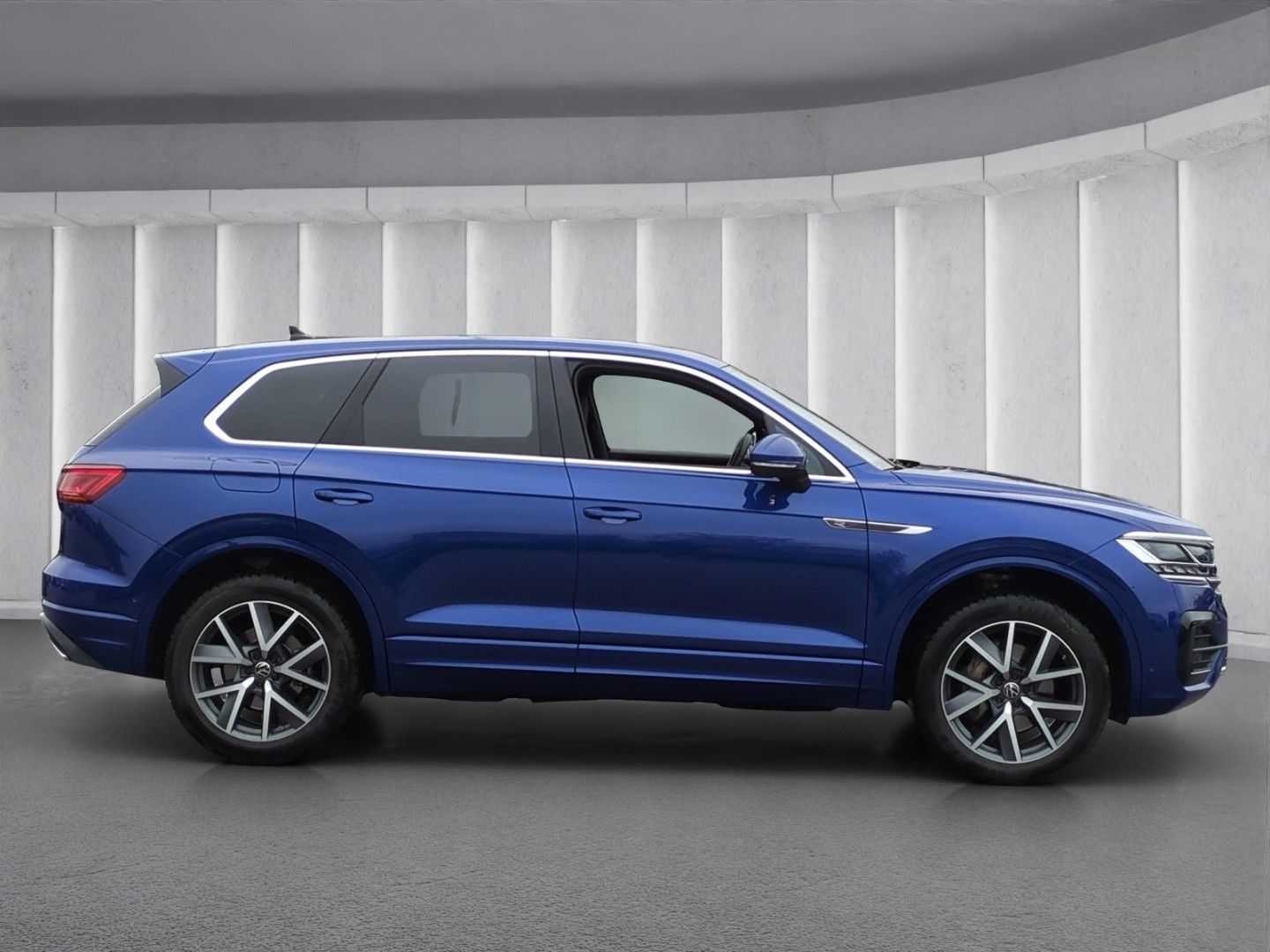Volkswagen Touareg R-LINE 4M - Samsaru's Car Outlet