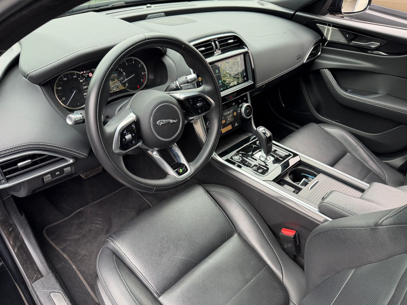 Jaguar XE R-Dynamic Black/PANO/360''KAM/MERIDIAN/LED