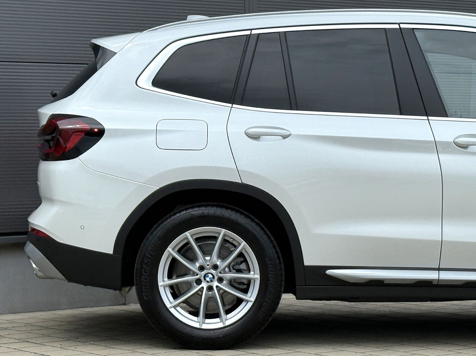 BMW X3 xDrive 20i Laser - Samsaru's Car Outlet