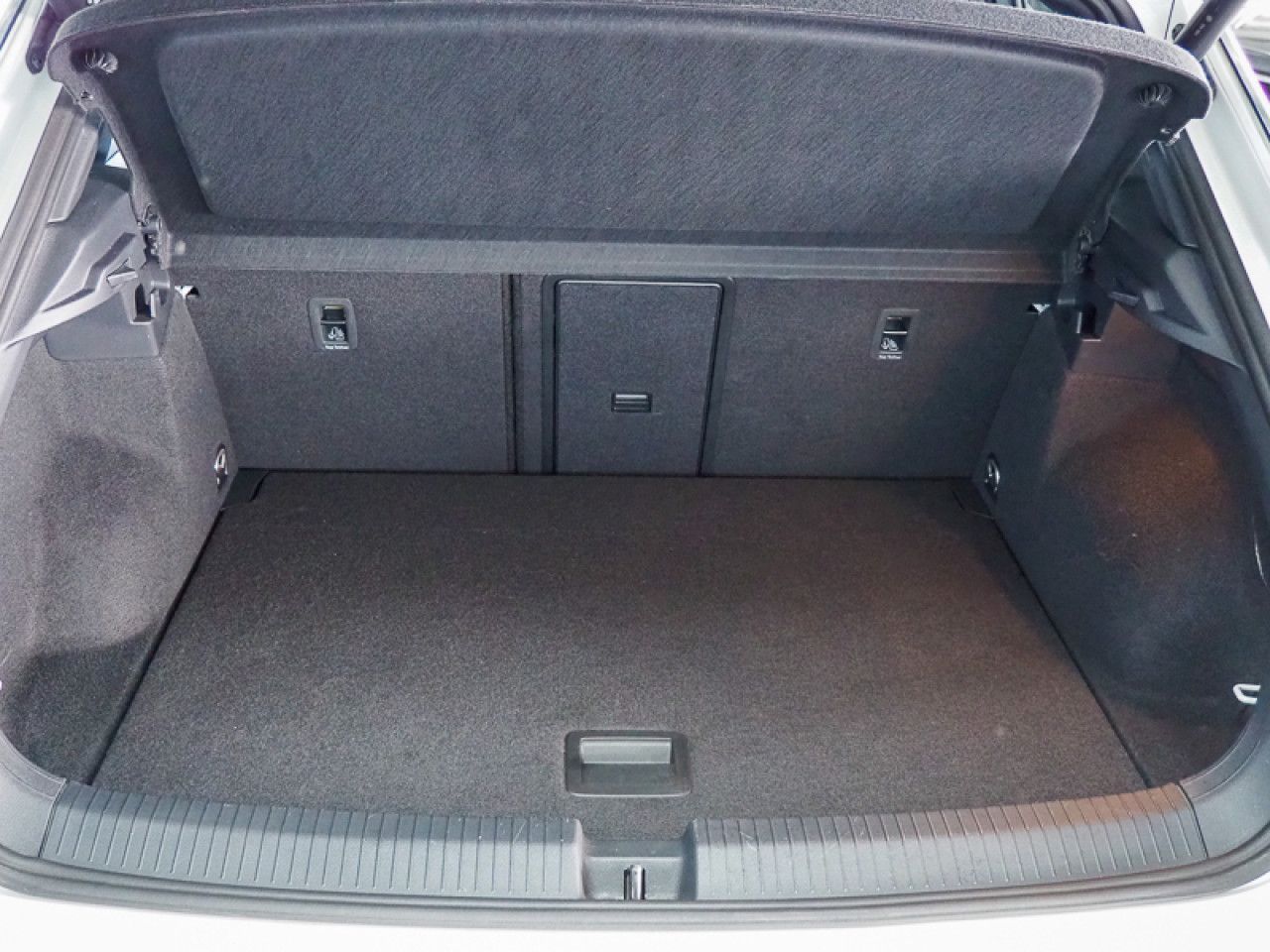 Volkswagen T-Roc 1.5 TSI DSG R-Line - Samsaru's Car Outlet
