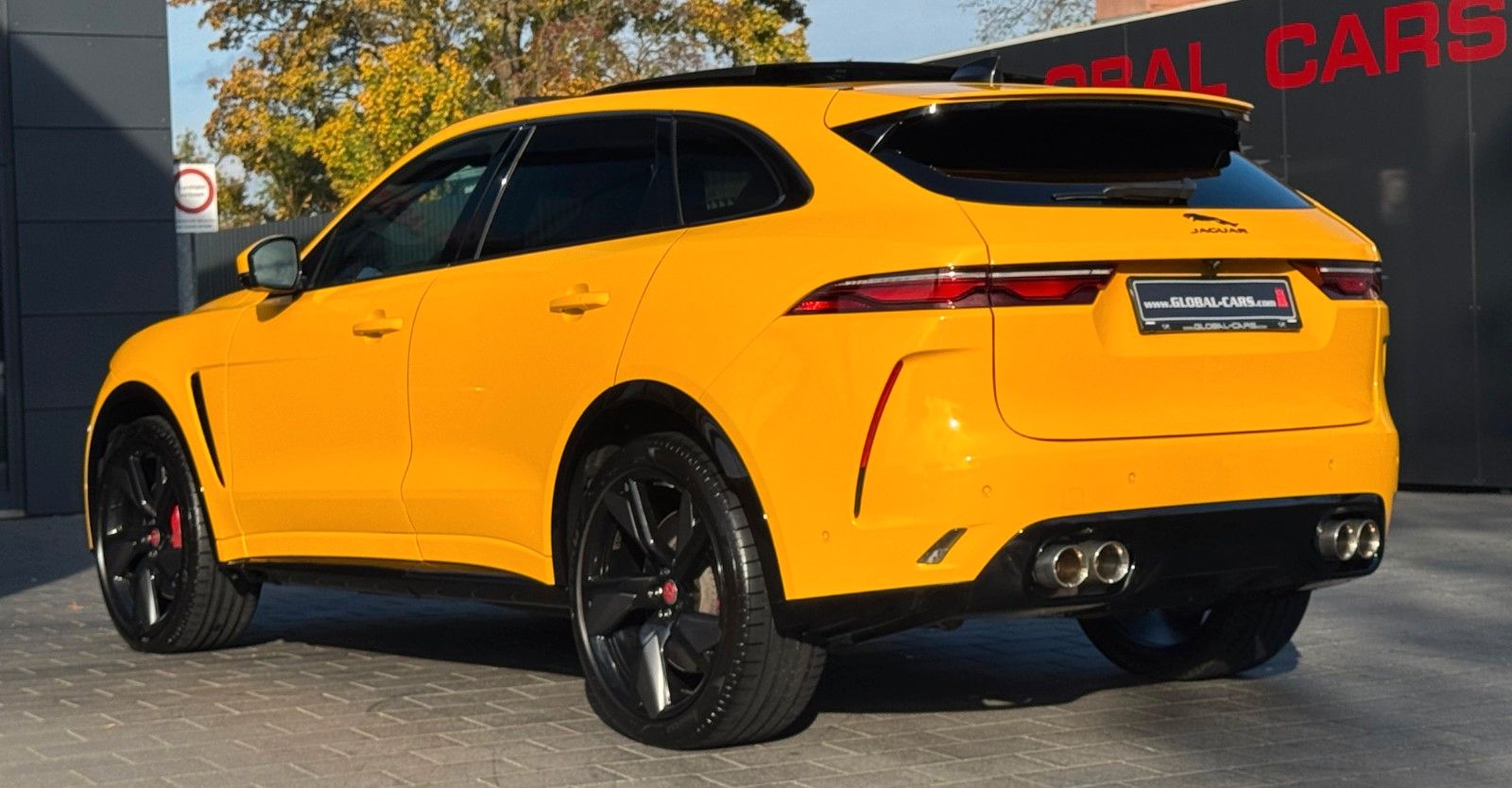 Jaguar F-PACE P550 SVR AWD*PANO*HUD*22"ALU*ACC*