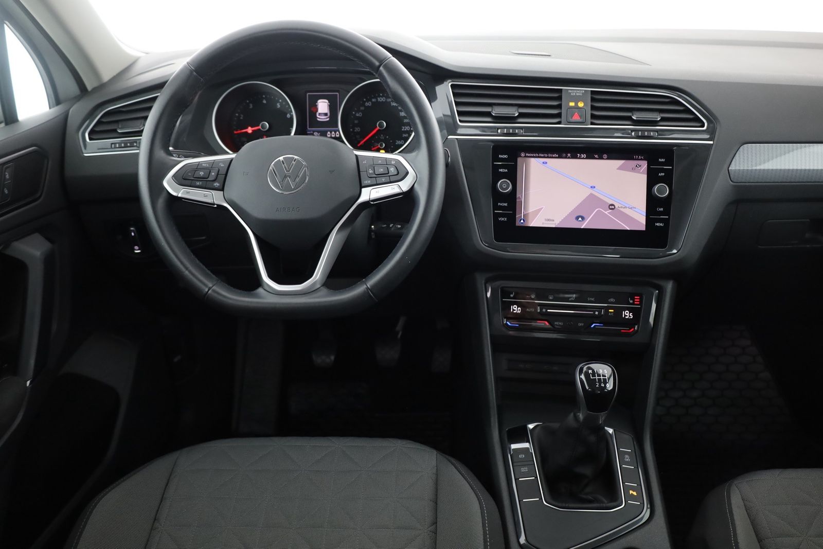 Volkswagen Tiguan 1.5 TSI Life - Samsaru's Car Outlet