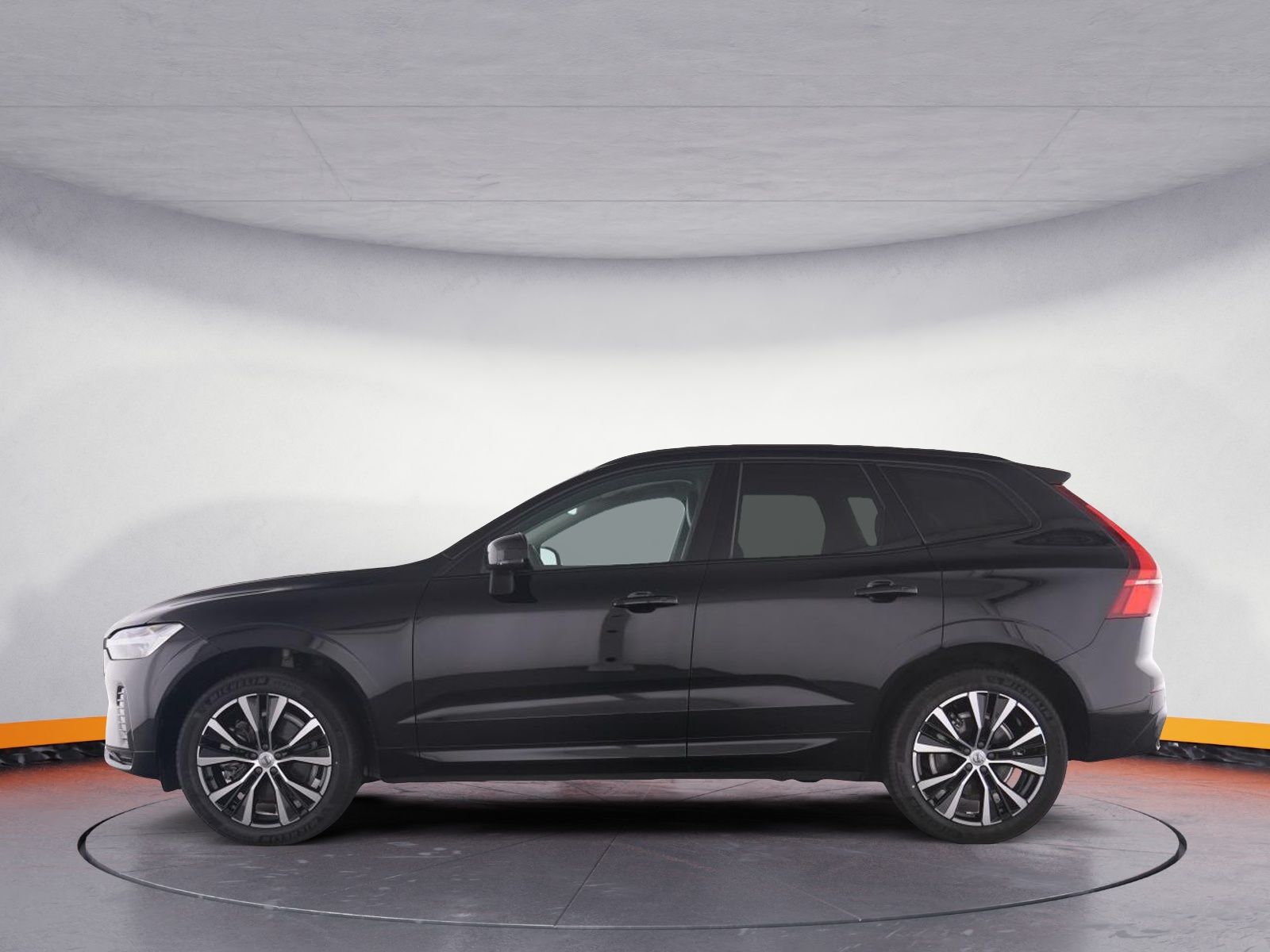 Volvo XC60 B4 PLUS DARK - Samsaru's Car Outlet