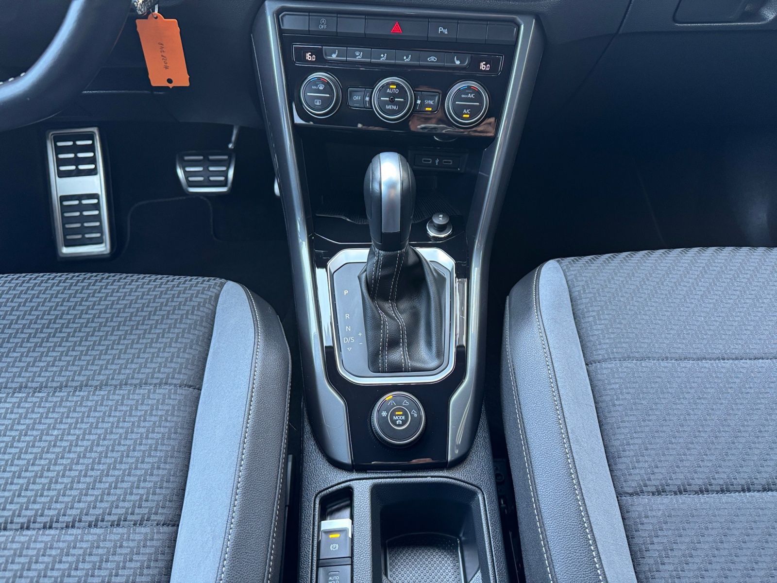 Volkswagen T-Roc 2.0TSI 4M R-LINE - Samsaru's Car Outlet