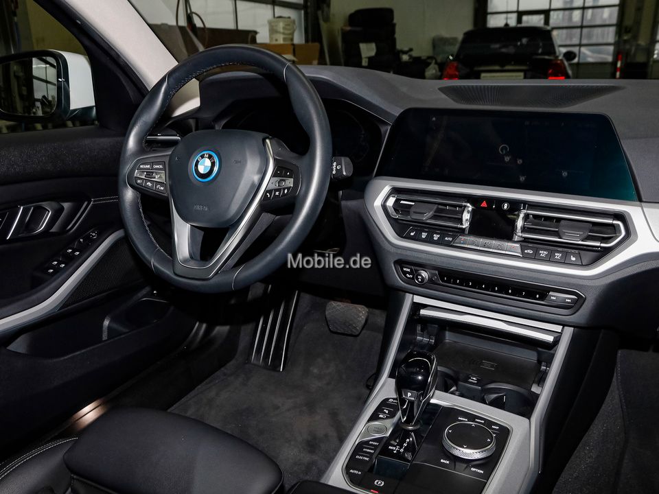 BMW 330e Touring Advantage - Samsaru's Car Outlet