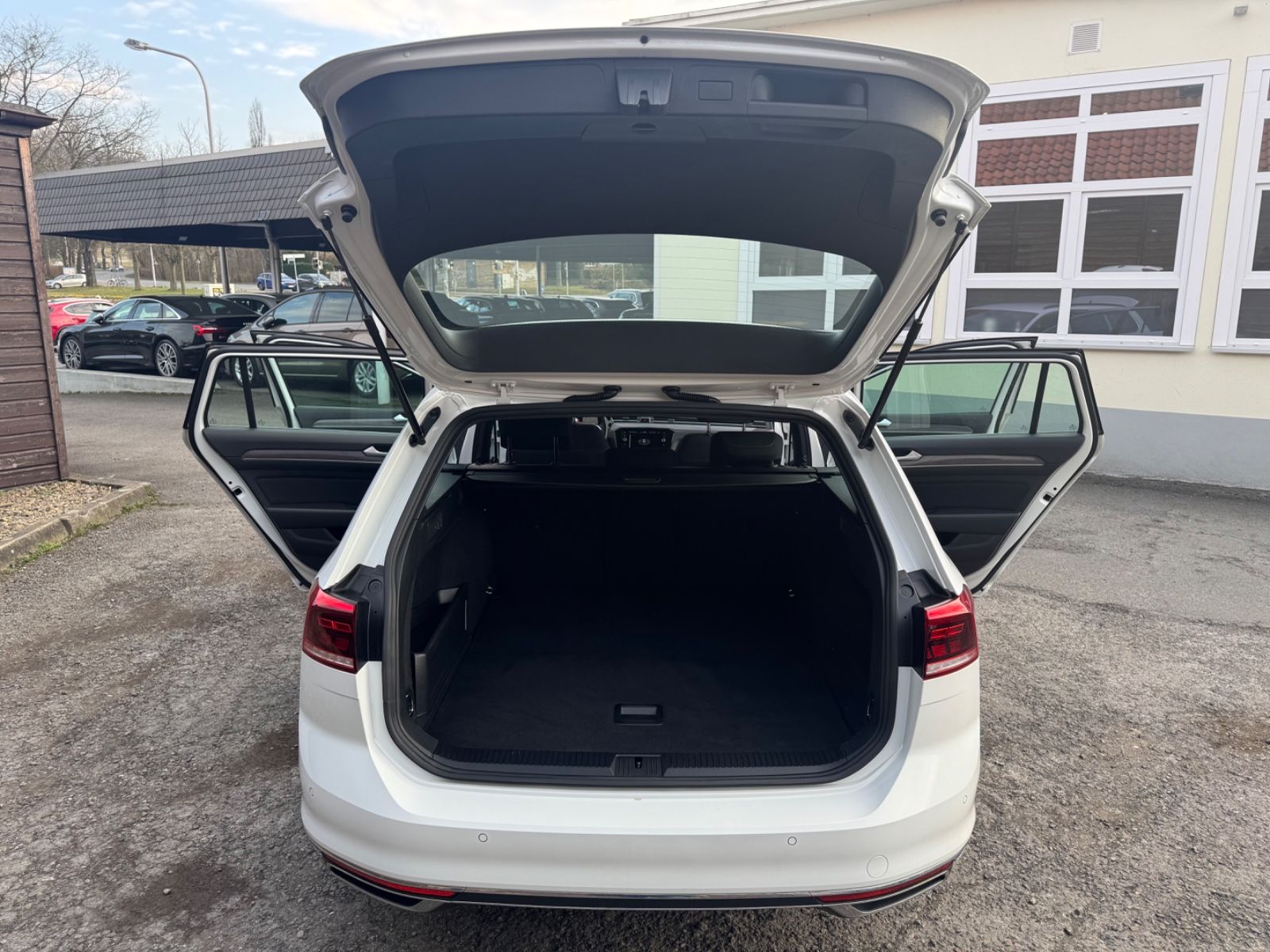 Volkswagen Passat Variant GTE DSG - Samsaru's Car Outlet