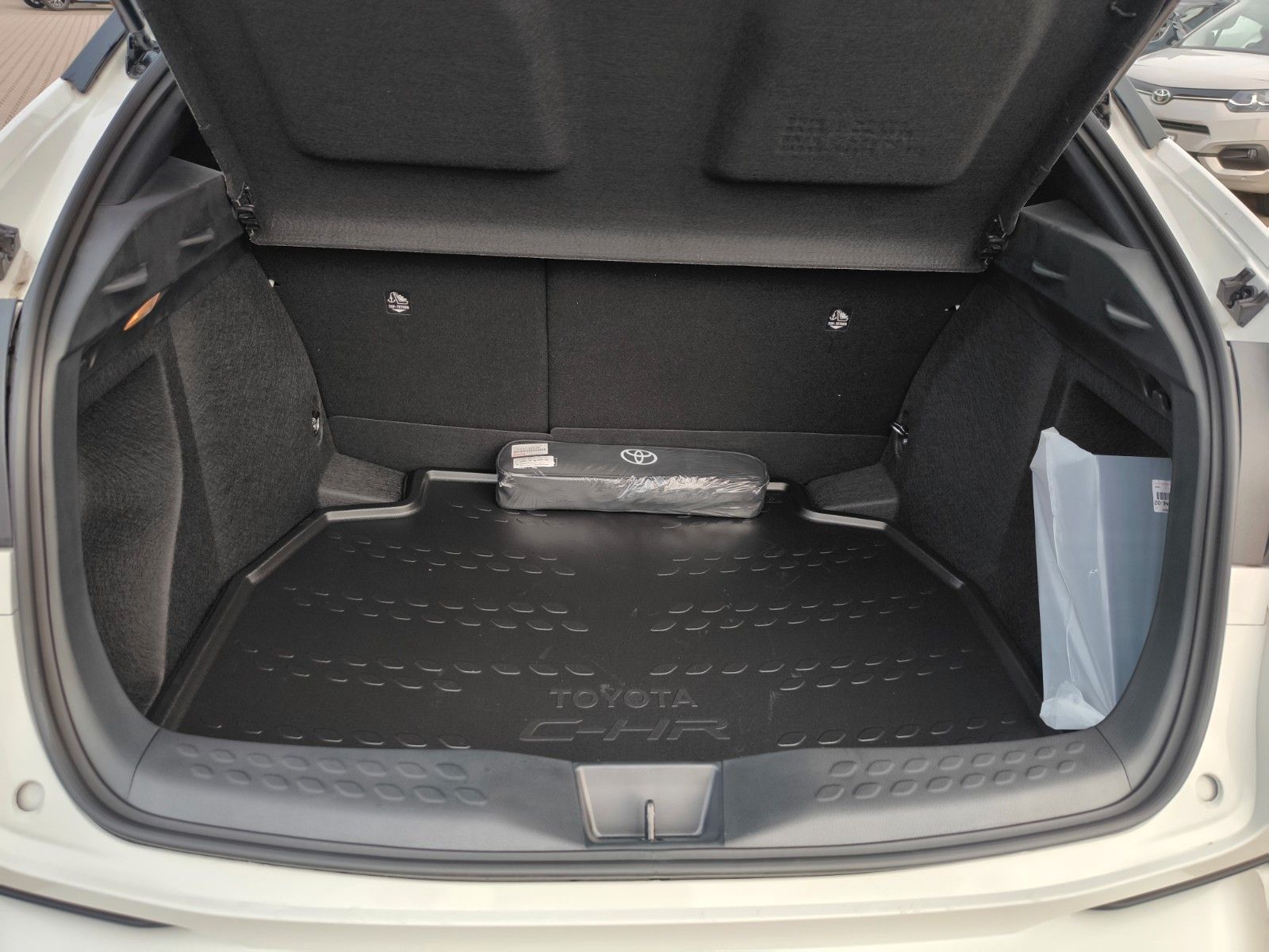 Toyota C-HR Hybrid Flow - Samsaru's Car Outlet