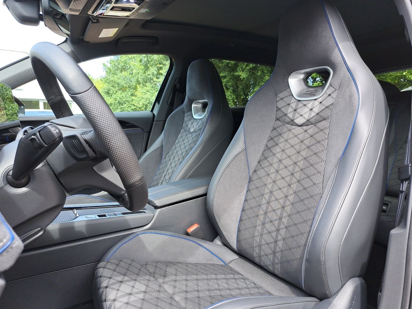 Volkswagen Passat Var. R-Line 1.5 eHybrid DSG AHK PANO 3,99