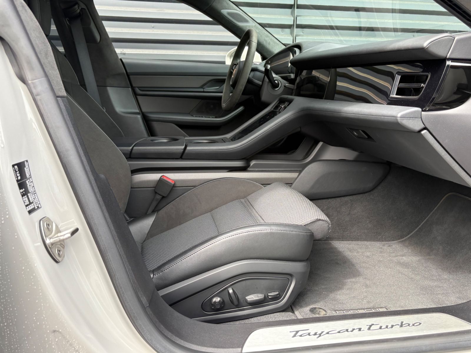 Porsche Taycan  Turbo  -Cross Turismo-1.HAND