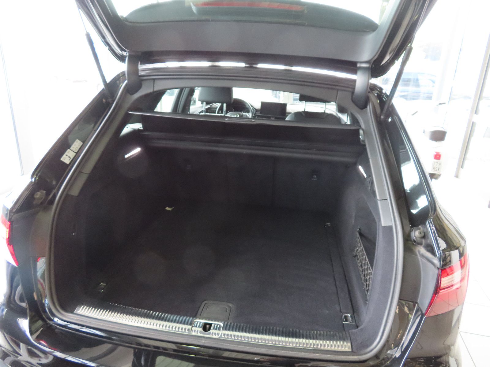 Audi A4 Avant 40 TDI advanced - Samsaru's Car Outlet