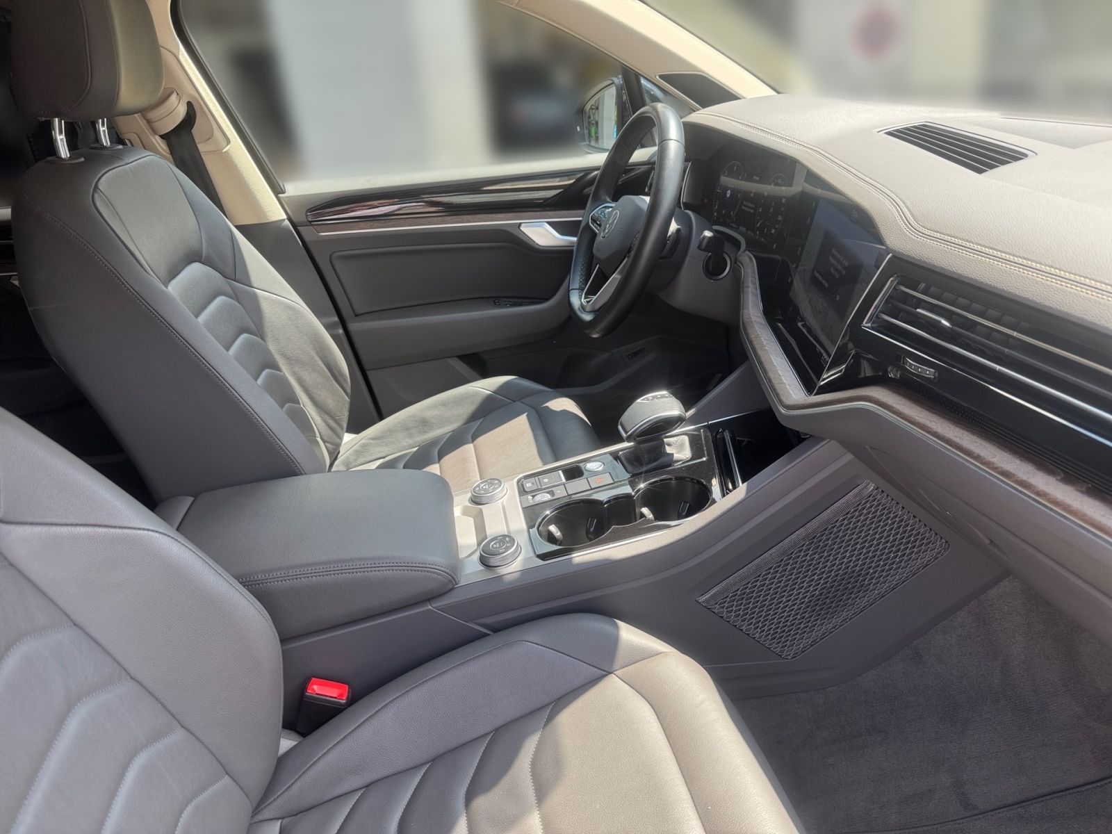 Volkswagen Touareg 3.0 TDI R-Line - Samsaru's Car Outlet