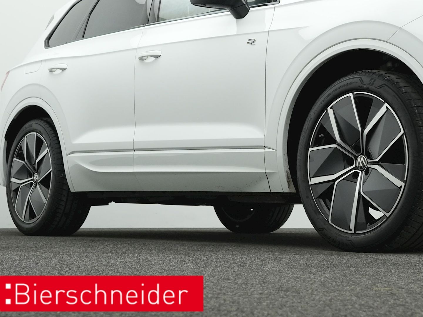 Volkswagen Touareg 3.0 TDI R-line BLACK-STYLE - Samsaru's Car Outlet