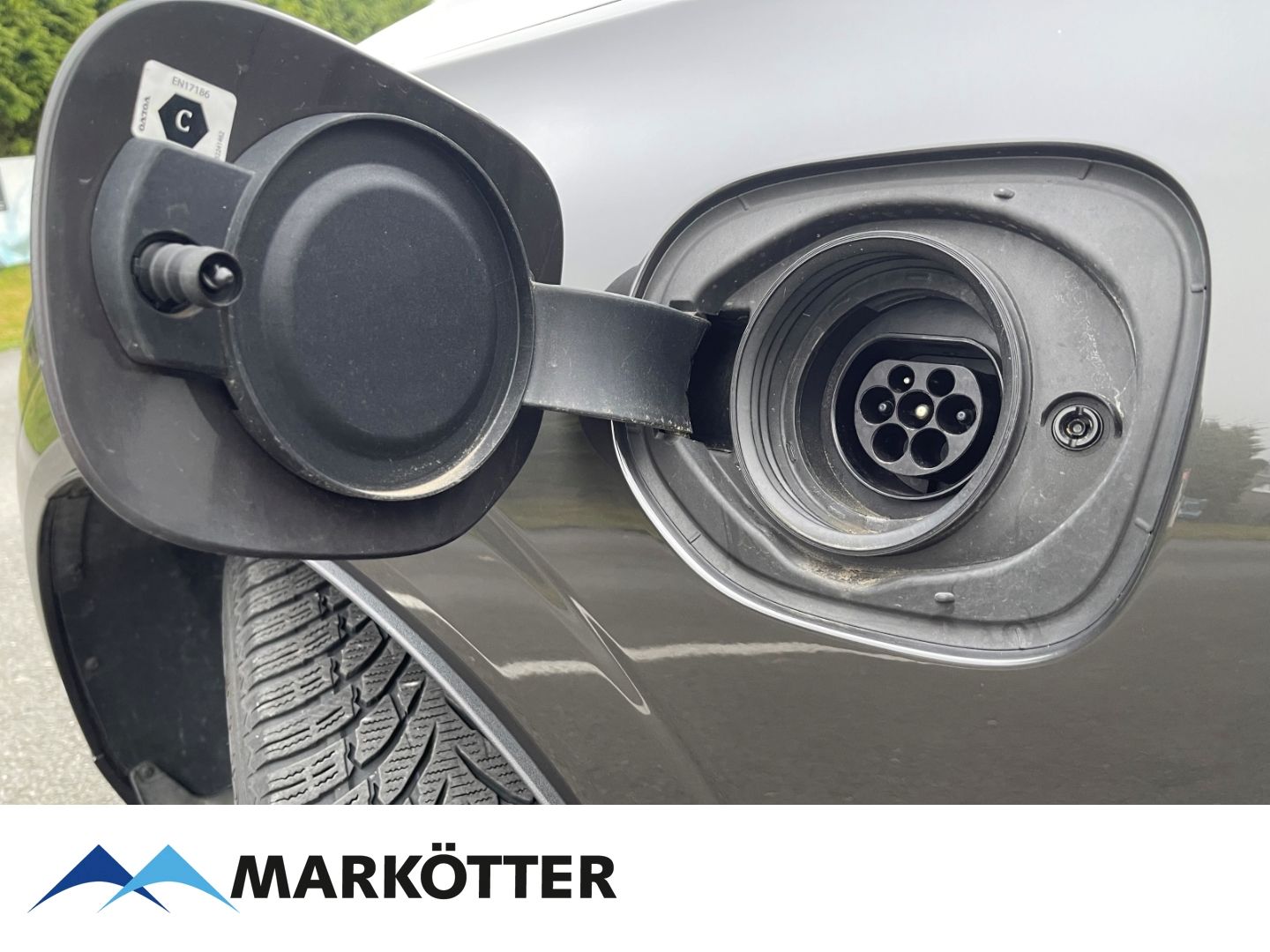 Volvo XC60 T6 AWD Recharge R Design - Samsaru's Car Outlet