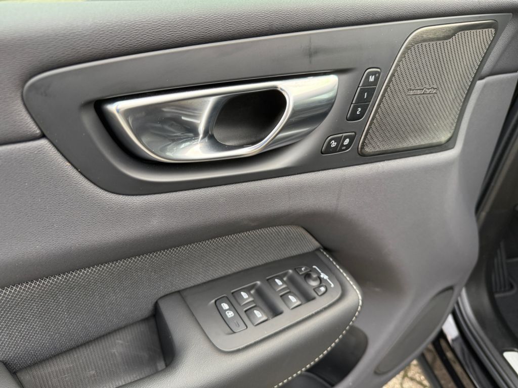 Volvo XC60 T6 AWD Plug-in Hybrid Ultra Black Edition 3