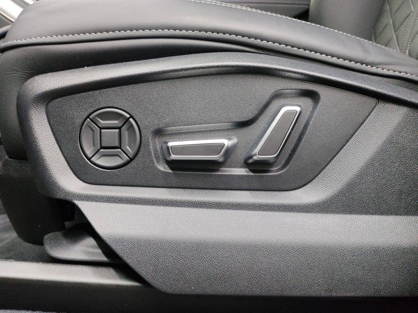 Audi Q8 TFSIe Q S LINE KAMERA NAVI AHK LM22