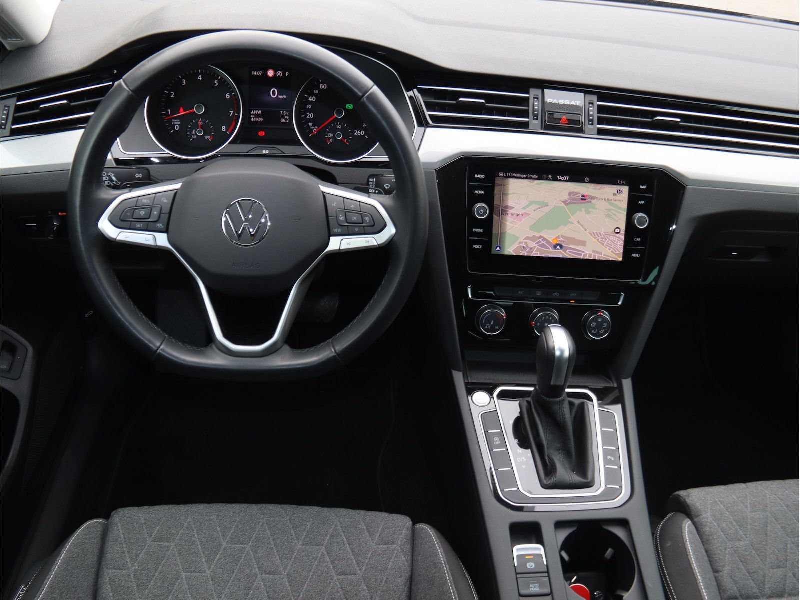 Volkswagen Passat 1.5 TSI BUSINESS - Samsaru's Car Outlet