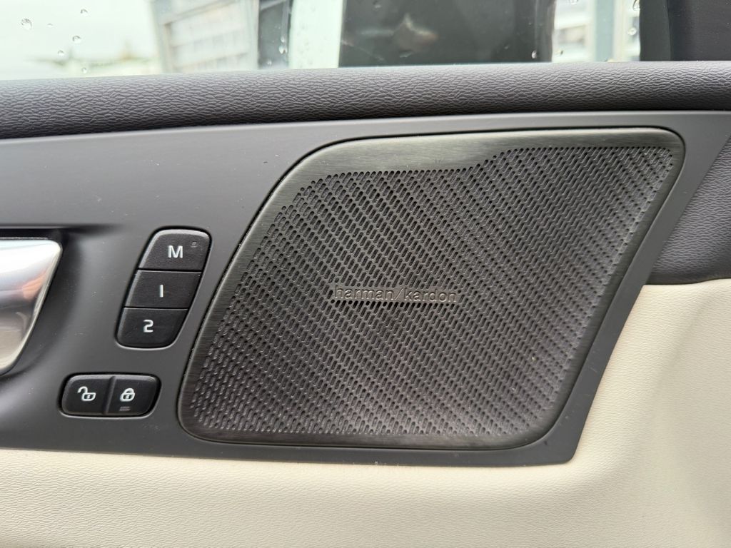 Volvo XC60 Ultimate Bright Recharge Plug-In Hybrid T8