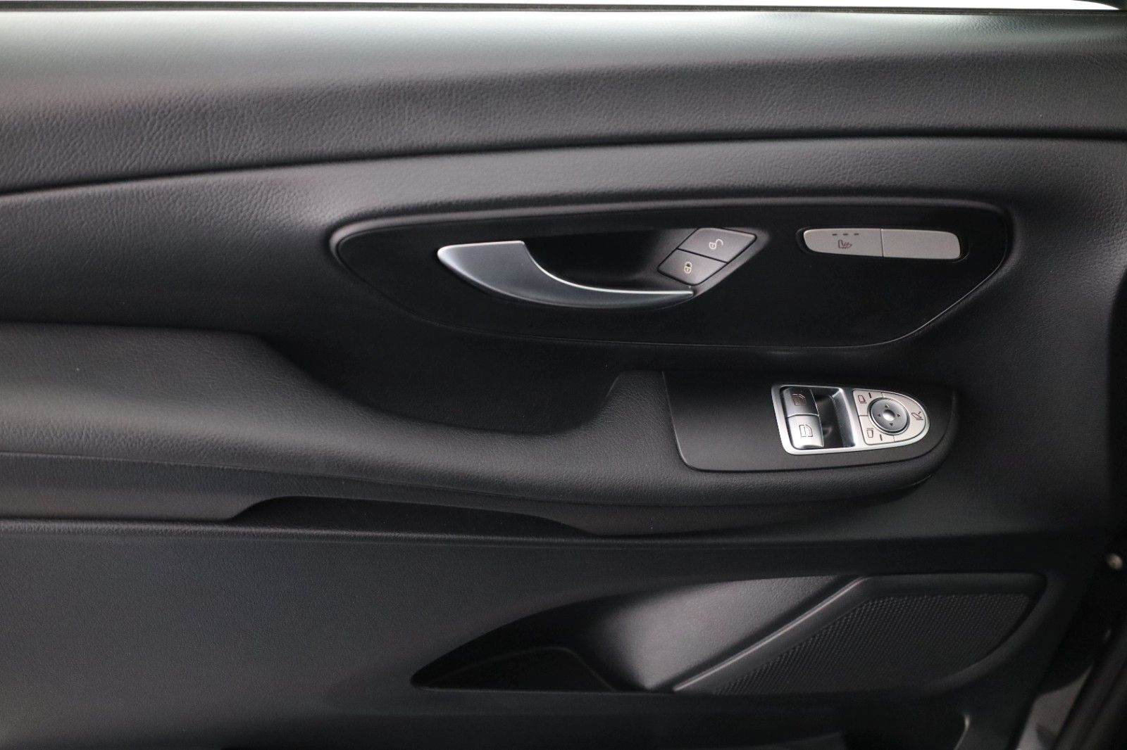Mercedes-Benz V 220d lang - Samsaru's Car Outlet