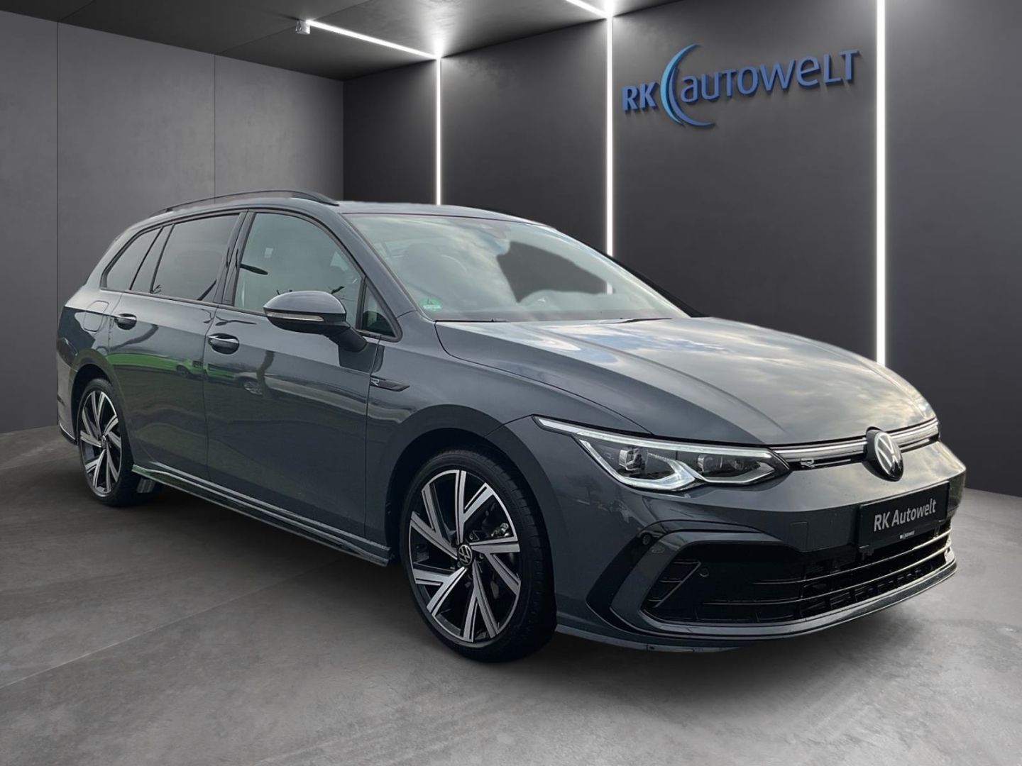 Volkswagen Golf Variant 8 VIII R-Line 1.5 eTSI - Samsaru's Car Outlet