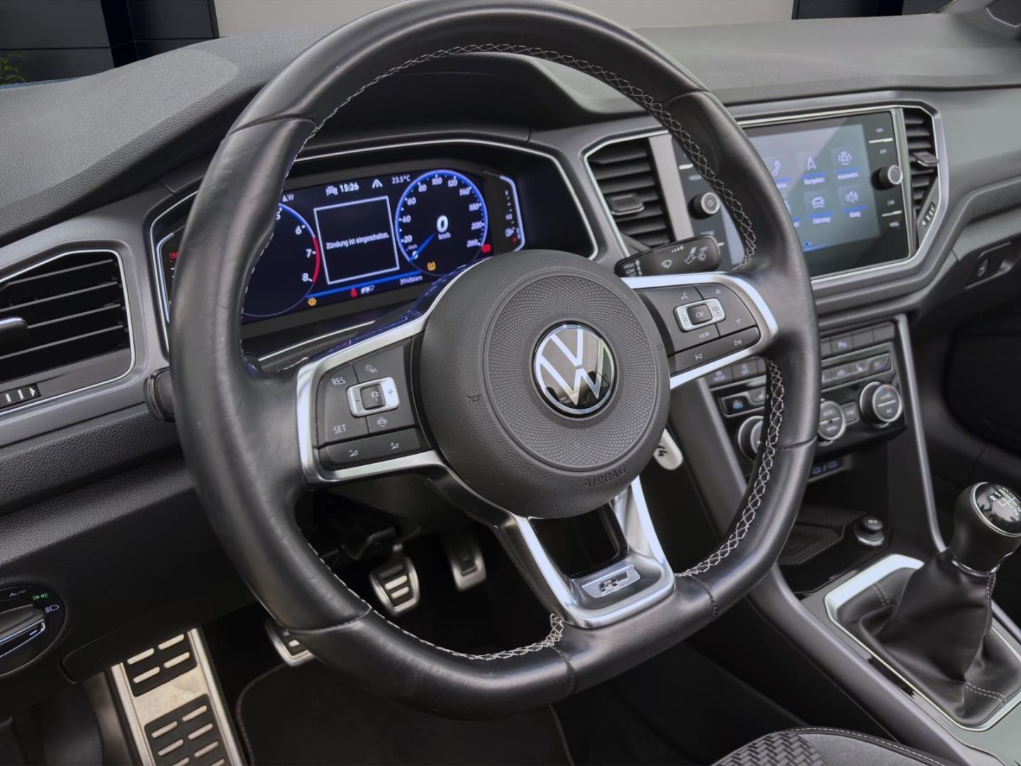 Volkswagen T-Roc 1.5 TSI R-LINE - Samsaru's Car Outlet