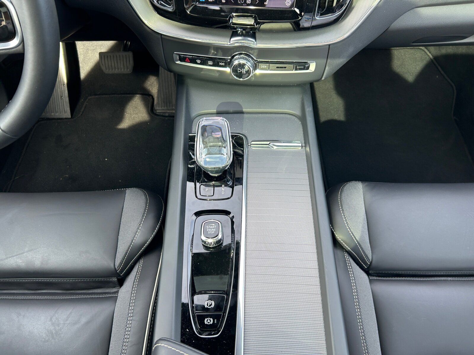 Volvo T6 AWD Plus Black Ed.+360+Luftfahrw.+AHK+Assist.