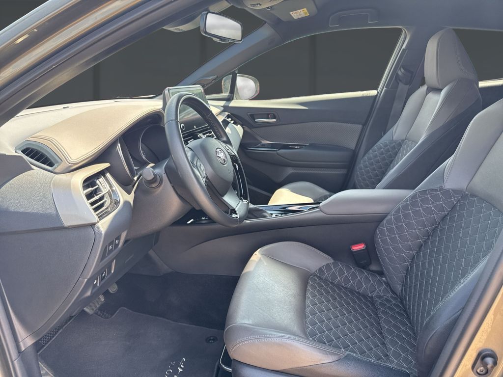 Toyota C-HR 2.0 Hybrid Lounge - Samsaru's Car Outlet