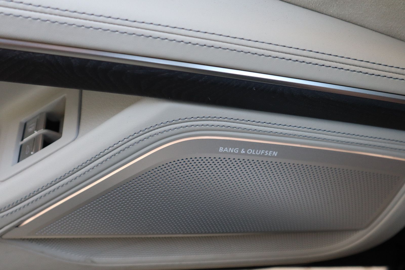 Audi A8L 60 TFSIe lang - Samsaru's Car Outlet