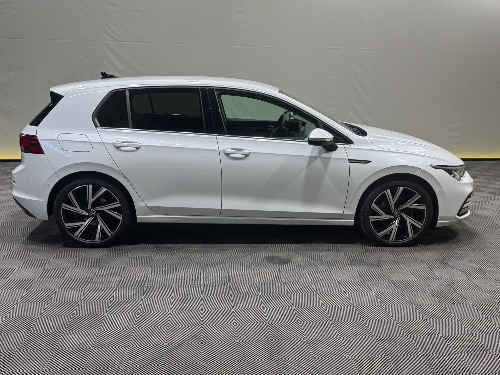 Volkswagen Golf Style 2.0 TDI DSG - Samsaru's Car Outlet