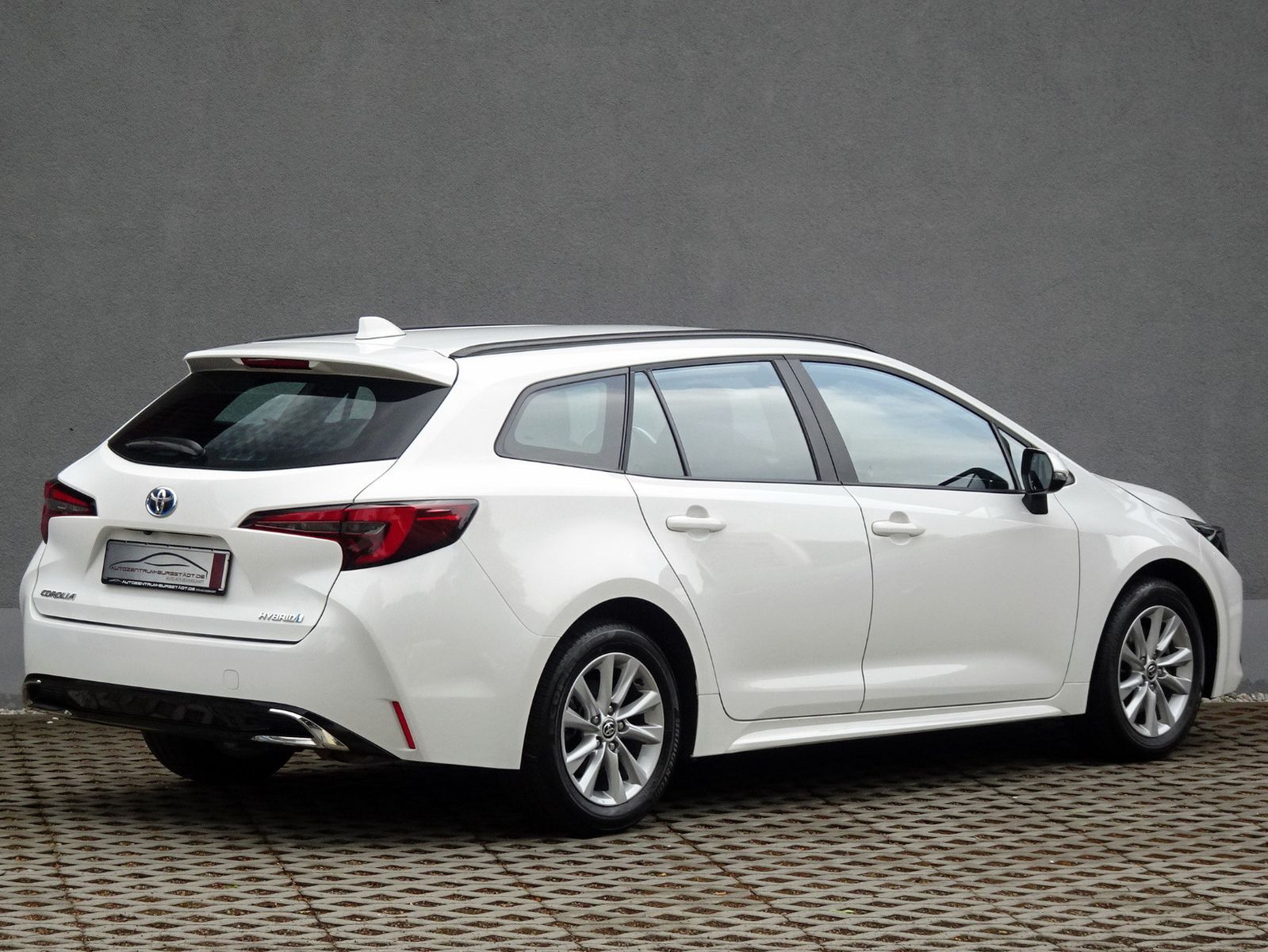 Toyota Corolla Touring Sports 2.0 Hybrid Business - Samsaru's Car Outlet