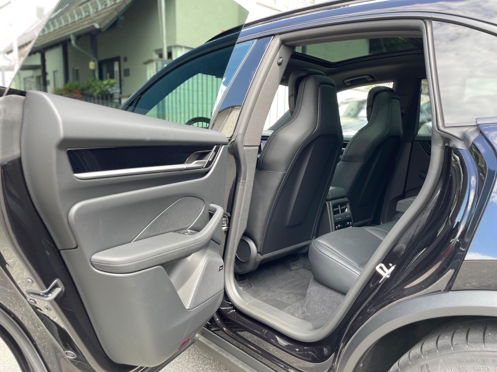 Porsche Macan 4 - Samsaru's Car Outlet